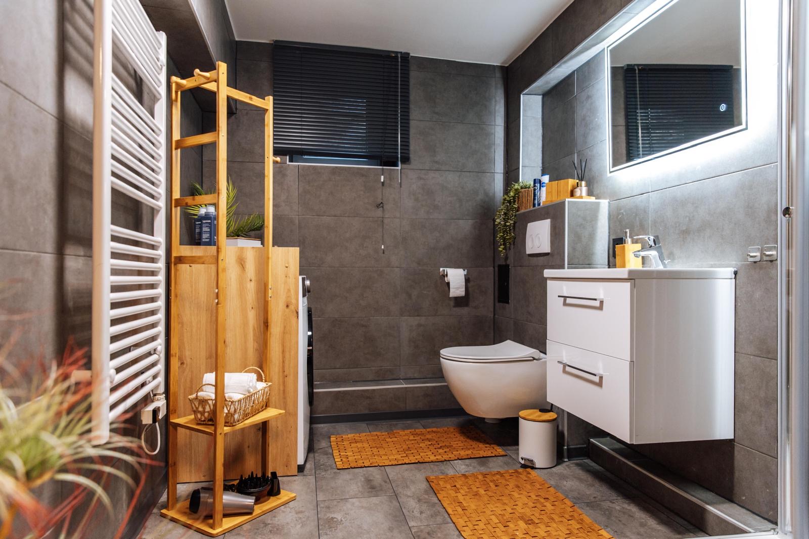 Graues Duschbad mit Waschplatz und WC