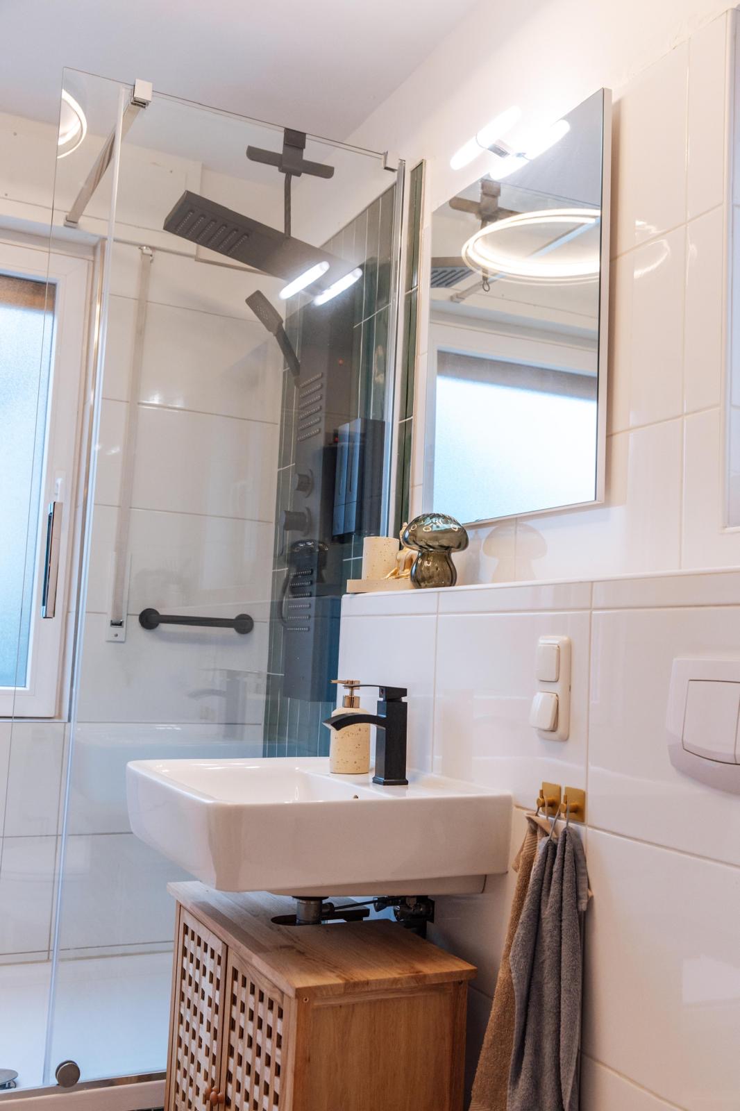 Dusche und Waschplatz im hellen Bad