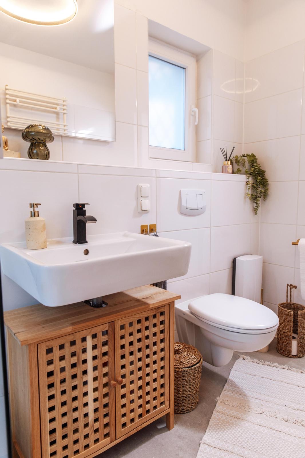 Waschplatz und WC im hellen Duschbad
