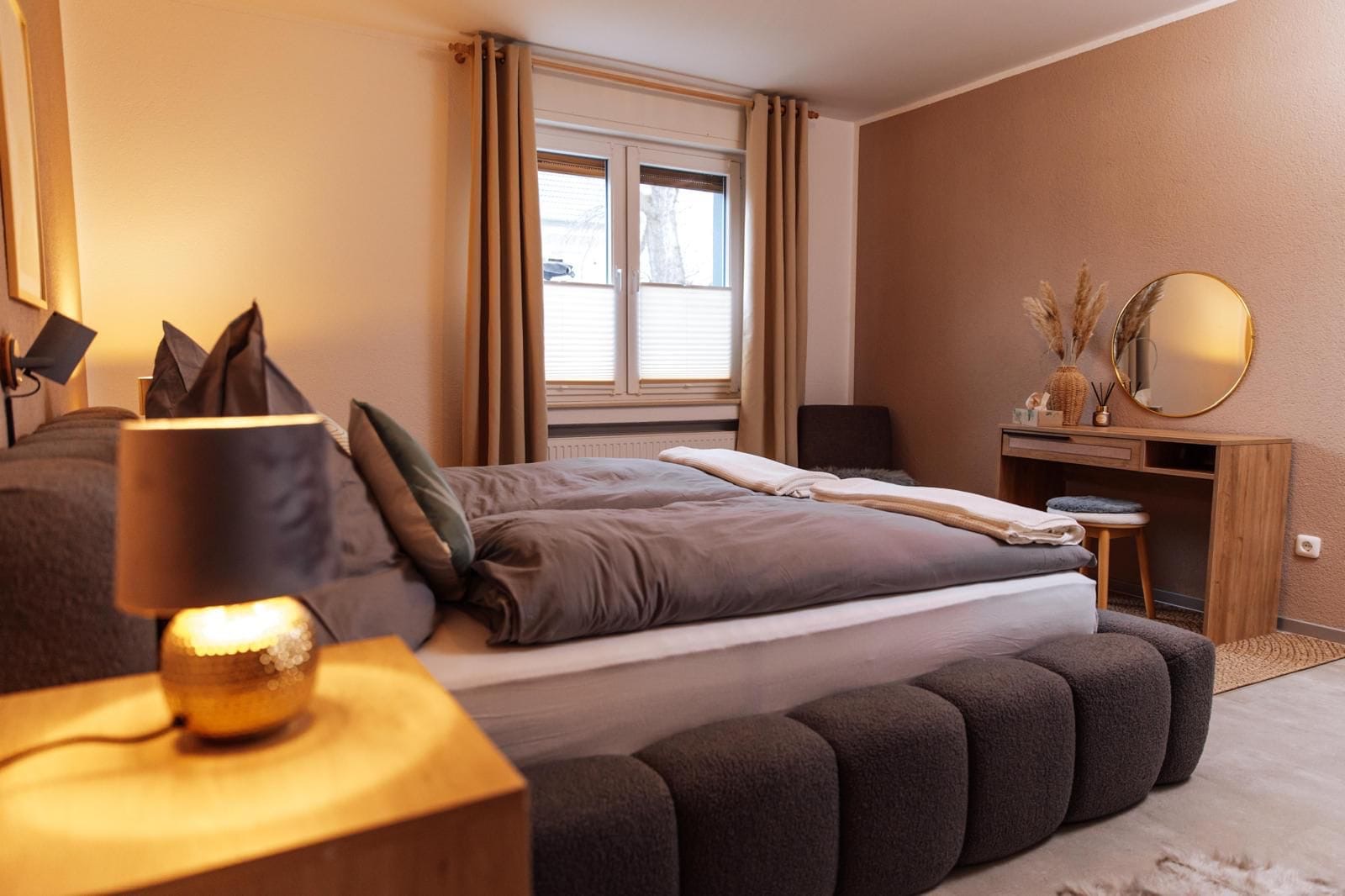 Kingsize-Bett im gemütlichen Schlafzimmer