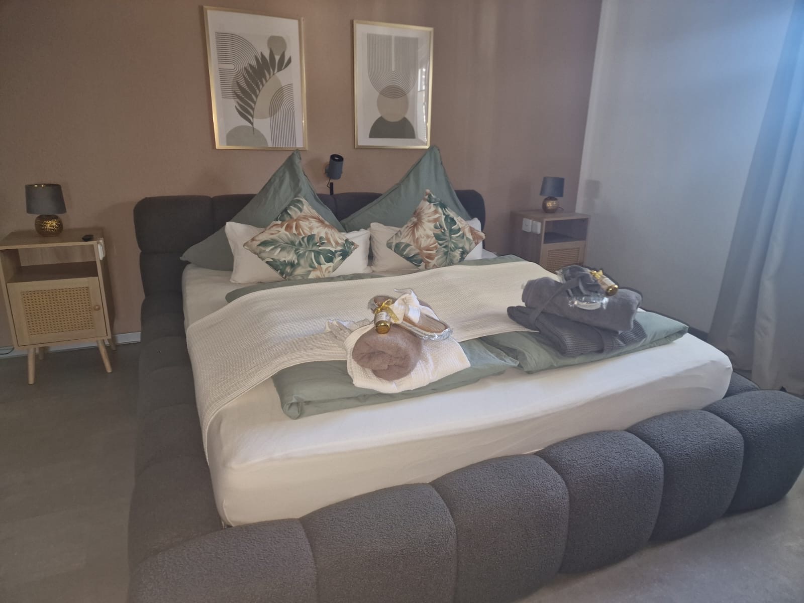 Gemütliches Schlafzimmer mit Kingsize-Bett