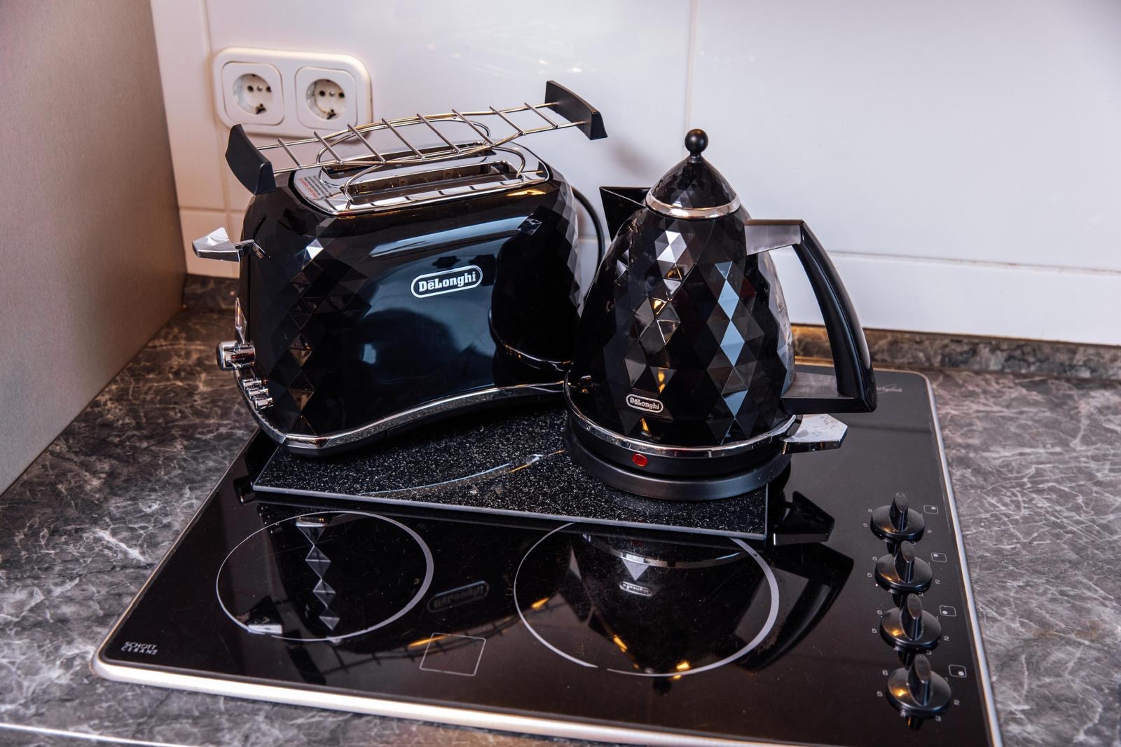Toaster und Wasserkocher in der Küche
