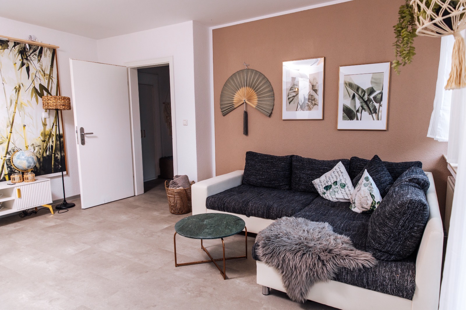 Helles Wohnzimmer der Suite