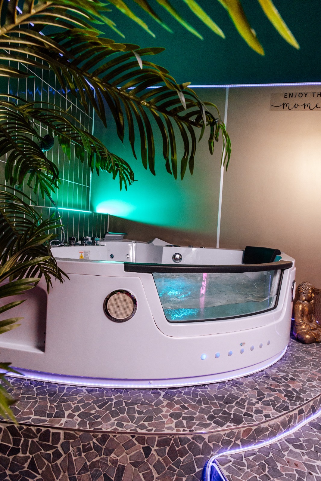 Whirlpool mit stimmungsvoller Beleuchtung