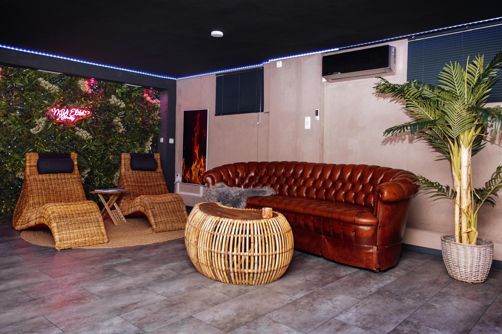 Großzügige Wellness-Lounge mit Ledersofa