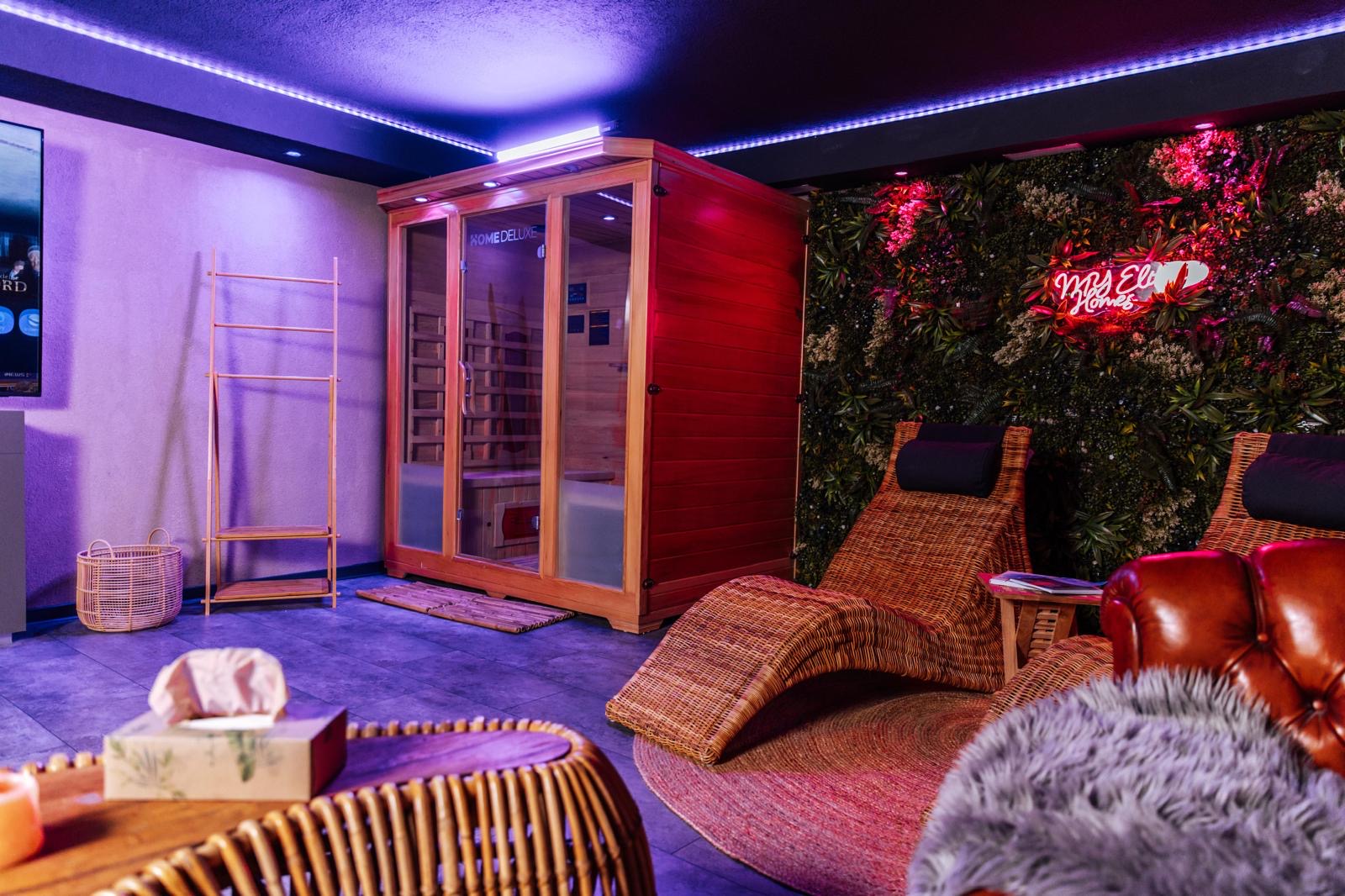 Gesamtansicht des Wellnessbereichs mit Relaxliegen und Infrarotsauna