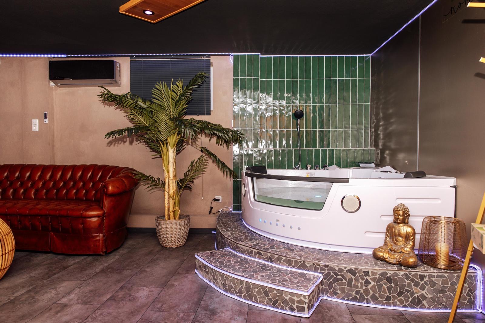 Großer Whirlpool im privaten Wellnessbereich