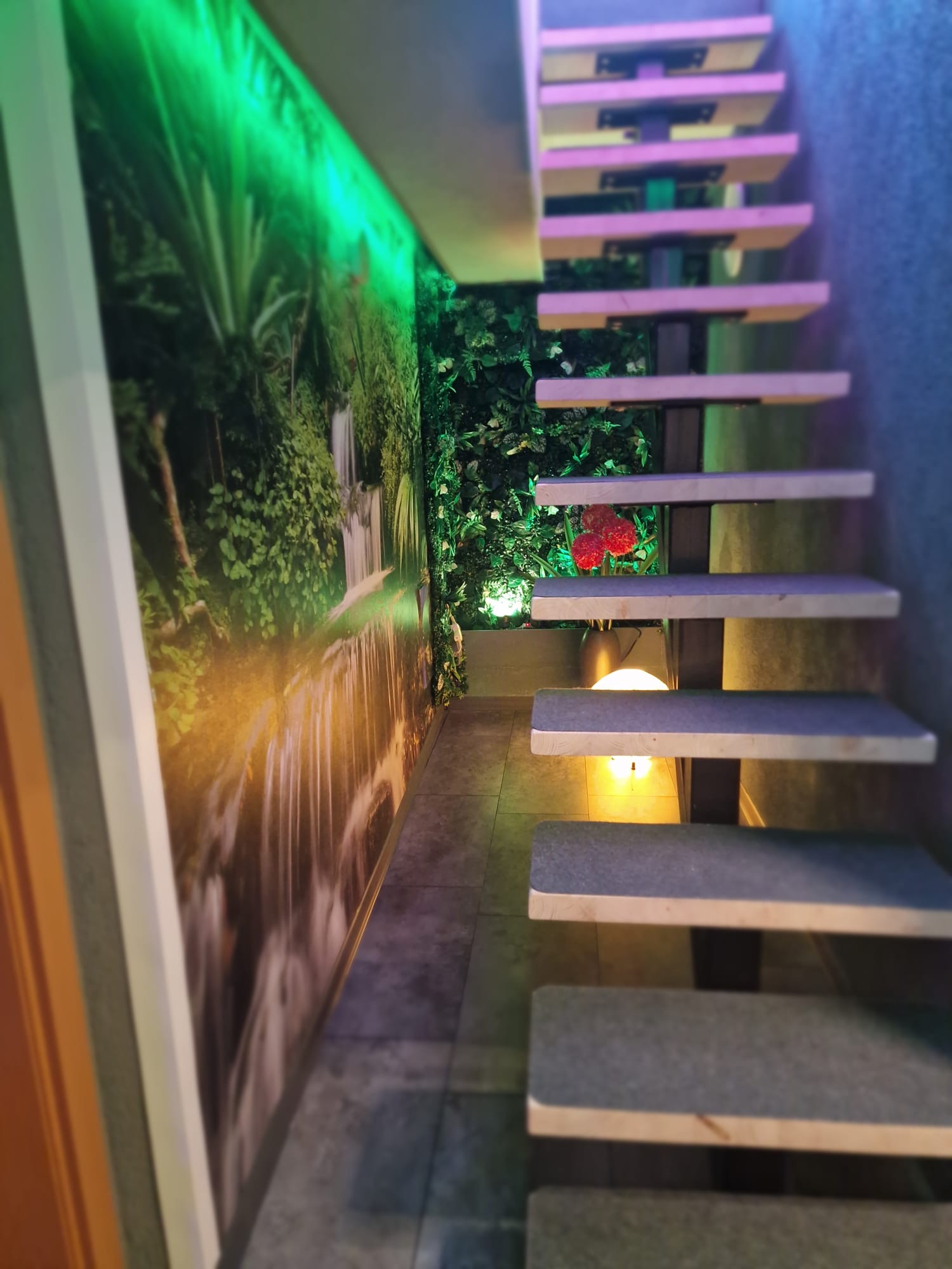 Beleuchtete Treppe zum Wellnessbereich