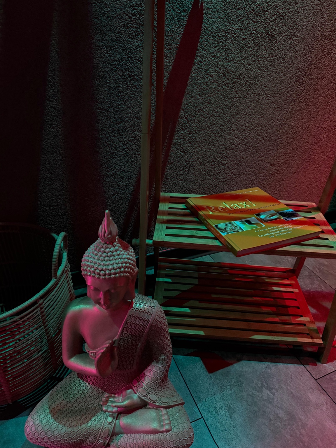 Buddha-Dekoration mit stimmungsvoller Beleuchtung