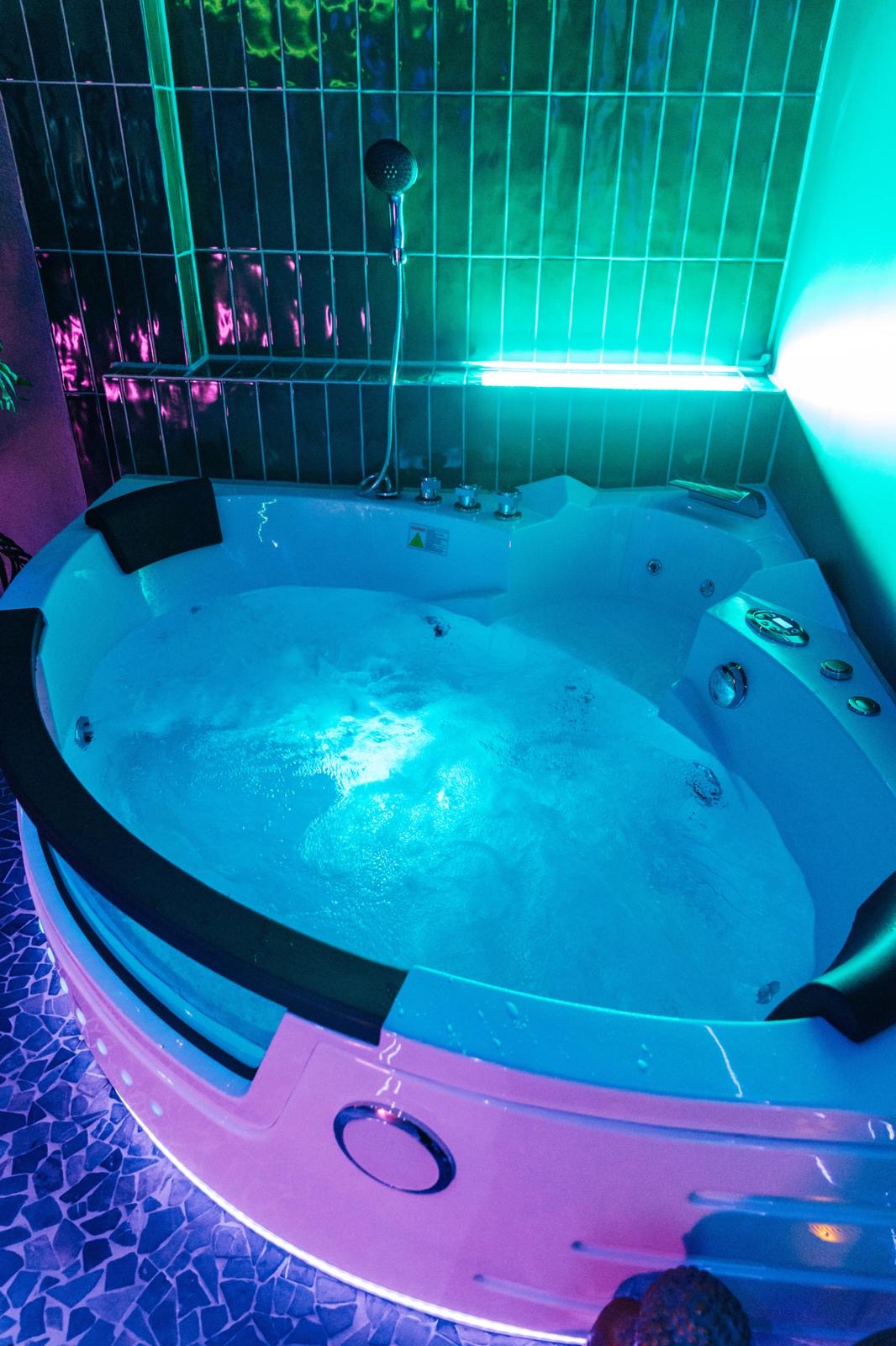 Gefüllter Whirlpool mit Farblicht